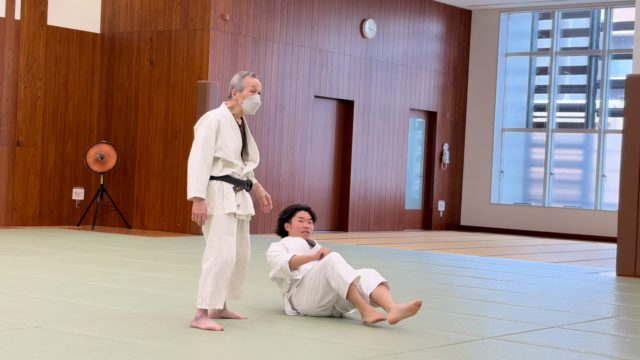 堀田師範の中段突き呼吸投げです。受けの右中段突きに対し、左に踏み込みつつ突きをかわし、45度だけ転換して相手の方向へ向くと同時に槍を突くように手刀を伸ばします。受けの下半身は突きに合わせて前方に進もうとしますが、上半身は槍のように伸ばされた手刀に妨げられて進むことができずバランスが崩れますのでそのまま呼吸投げで投げます。また槍を突くように手刀を伸ばす際は前足に重心が乗るように意識します(船漕ぎ運動の前重心)。相手の突きに合わせて槍を突く動作で手刀を伸ばし、タイミングで相手のバランスを崩す投げです。 https://youtu.be/Dx_9h0fflMo #合気道 #合気会 #東京 #田町 #港区 #武道 #初心者歓迎 #お稽古 #習いごと #女性 #男性 #小学生 #中学生 #港区スポーツセンター #aikido