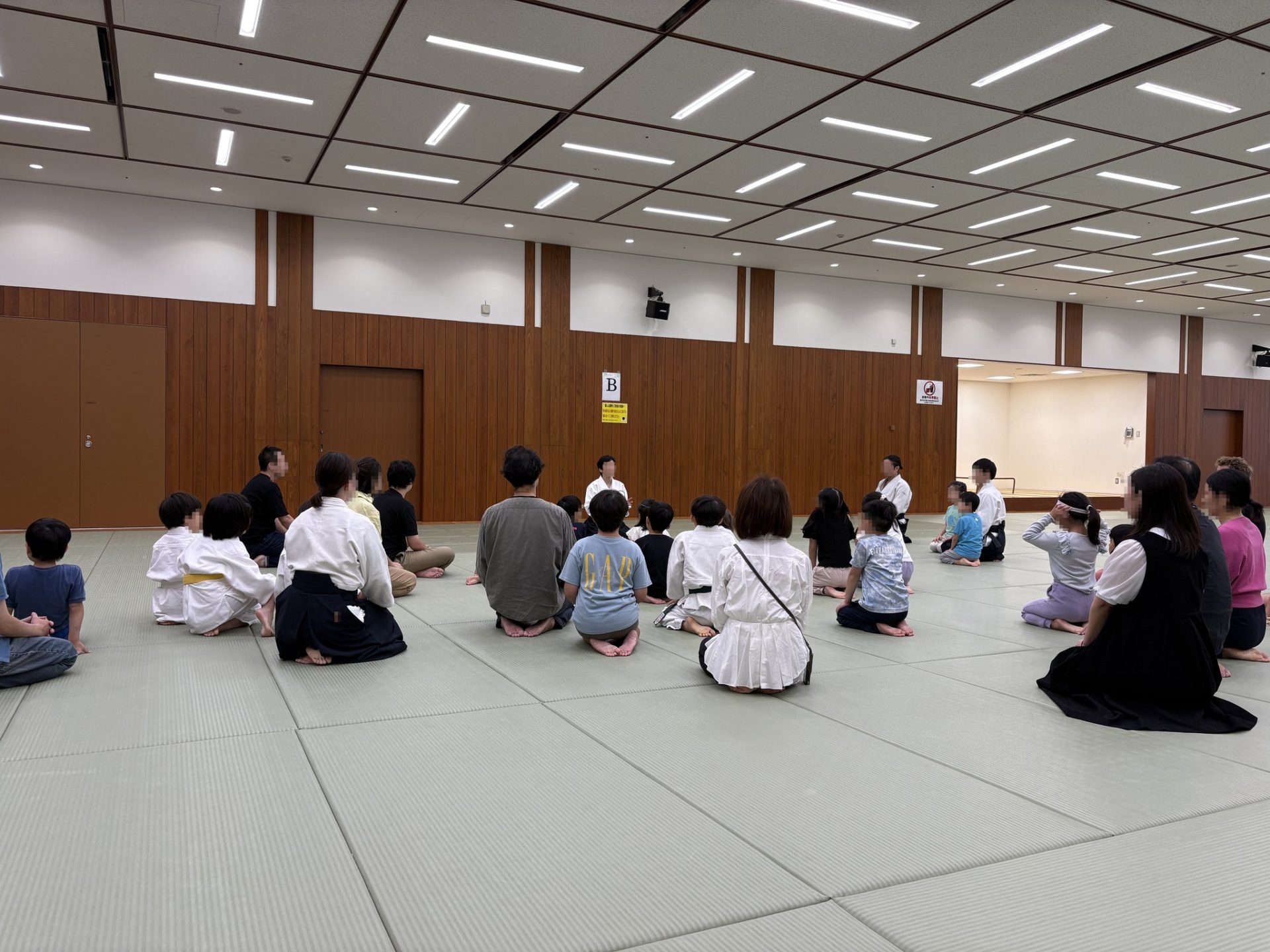 10月13日(日)、港区スポーツセンターで合気道入門講座が行われました♪ご参加いただいた皆様本当にありがとうございました。
合気道は力で勝つのではなく、心と体を整える武道です。
当会では大人も子供も稽古を行っています。
興味のある方はぜひ一度、見学・体験にお越しください🙂  #合気道 #Aikido #親子教室 #親子合気道 #武道体験 #心と体を整える #心技体 #親子で挑戦 #子どもの成長 #親子の絆 #笑顔の稽古 #こころとからだ  #合気道体験 #合気道入門 #合気道好きな人と繋がりたい #武道好きな人と繋がりたい
#港区 #港区スポーツセンター #田町駅 #芝浦 #三田 #東京 #習い事 #習い事探し #週末の過ごし方 #家族の時間 #体験会