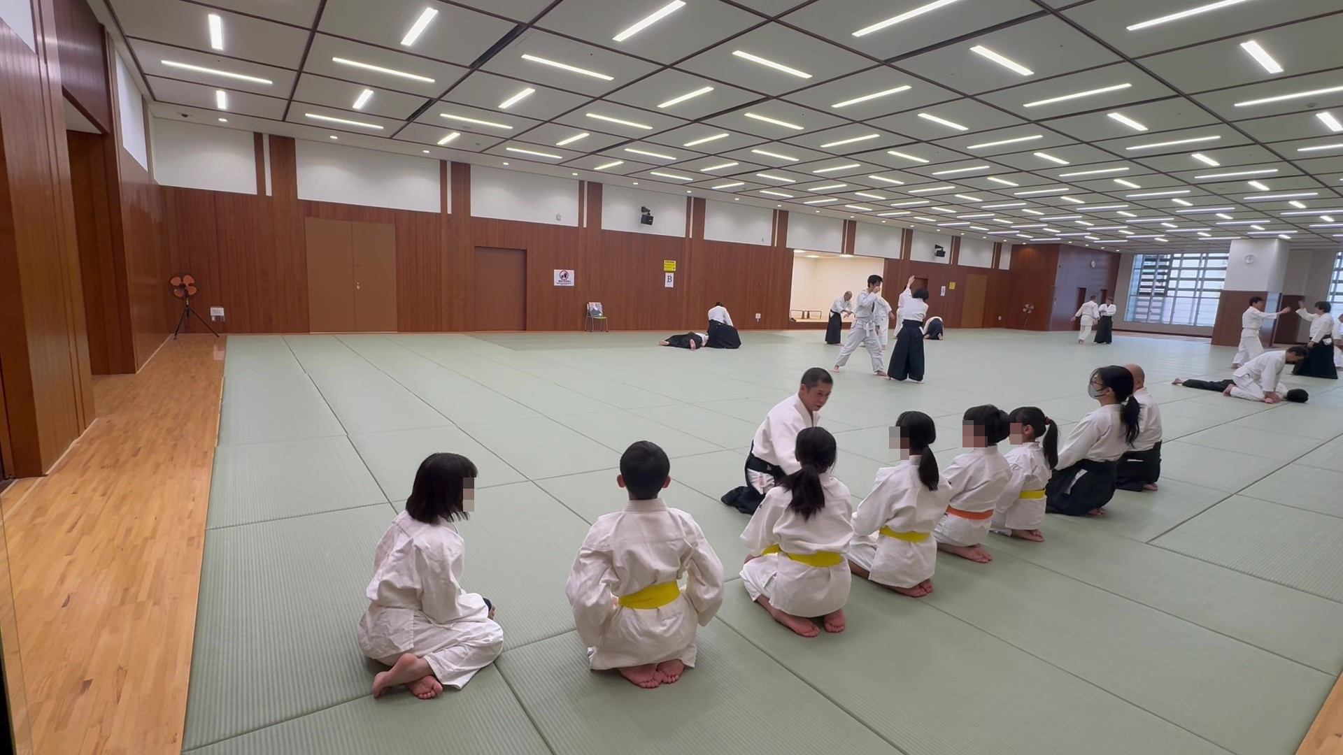 今月は、合気会本部の入江師範をお招きして特別稽古を行いました。
子どもたちは真剣な眼差しで技に向き合い、道場全体が静かな気迫と温かさに包まれました。
一人ひとりの成長を丁寧に見守りながら進む稽古は、合気道ならではの落ち着きと品格があります。
初めての子でも安心して学べる雰囲気で、姿勢・礼儀・集中力が自然と身に付いていきます。
そして、大人の方も「体を動かしたくなる」ような、穏やかさと凛とした空気が広がっていました。
親子での参加も、大人だけでの参加も歓迎です。
興味のある方はお気軽に見学や体験にお立ち寄りください🙂 #合気道 #aikido #合気道キッズ #子ども合気道 #親子合気道
#大人の習い事 #武道 #武道女子 #武道男子 #心を整える
#習い事探し #習い事デビュー #礼儀作法 #非力でもできる武道
#港区 #港区スポーツセンター #田町 #三田 #芝浦
#東京都の習い事 #港区習い事 #港区子育て #港区ママ
#道場体験 #初心者歓迎 #運動初心者歓迎 #姿勢改善
#ストレス解消 #護身術 #日本の武道