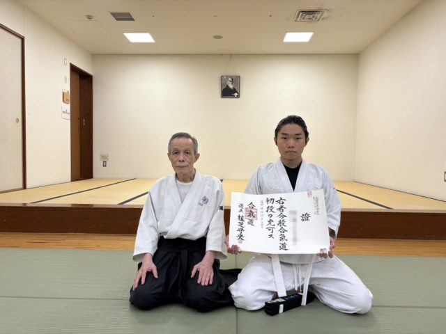 少年部から約10年。
積み重ねた努力が実り、ついに初段を授与されました。  技だけでなく、礼儀や集中力、続ける力が育つのが合気道の魅力。
子どもも大人も、自分のペースで成長できます。  「何かを続けさせたい」
「自分ももう一度身体を動かしたい」
そんな方はぜひ一度、見学・体験へ。  今日の一歩が、未来の大きな成長につながります。  #合気道 #aikido #初段 #黒帯への道 #武道
#少年部 #子ども合気道 #習い事 #続ける力
#礼儀作法 #心の成長 #集中力アップ #姿勢改善
#大人の習い事 #運動初心者歓迎 #護身術 #心身統一
#親子で習い事 #親子合気道 #生涯武道
#港区 #港区スポーツセンター #田町 #三田 #芝浦
#港区習い事 #港区子育て #東京都の習い事
#道場体験 #日本の武道