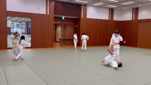 少年部の昇級審査を行いました。少年部の審査では、上手にできたかどうかよりも「最後までやりきる姿」を大切にしています。緊張しながらも前に立ち、自分の力を出そうとする経験は、子どもたちの大きな自信になります。合気道は比べ合う武道ではありません。当会では年齢や運動経験に関係なく、長く続けられる習い事として、多くの子どもたちが楽しく稽古しています。 
#合気道 #合気道少年部 #武道教育 #子どもの習い事 #心と体の成長 #キッズ習い事 #キッズ武道 #習い事デビュー #港区スポーツセンター #東京都の習い事 #港区 #田町 #三田