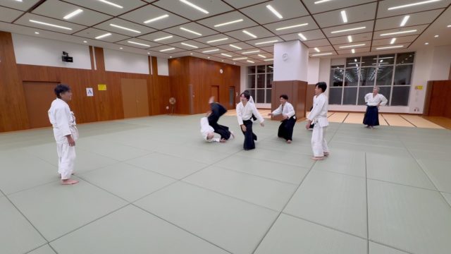 本日は当会の稽古はじめでした
新しい一年のスタートにふさわしく、基本から多人数掛けまで、気持ちのこもった稽古となりました。  多人数掛けは、一人ではなく「場」と向き合う稽古。
間合い、呼吸 ――仲間がいるからこそ磨かれていく感覚があります。  年齢・経験を問わず、それぞれのペースで真剣に稽古できるのが当会の魅力です。
「何かを始めたい」「心と体を整えたい」「本物の武道に触れてみたい」
そう思った方、ぜひ一度畳の上に立ってみてください。  見学・体験、いつでも歓迎しています🙂  #合気道 #合気道稽古 #稽古はじめ #武道 #日本武道
#多人数掛け #護身術 #習い事 #大人の習い事 #東京合気道
#港区 #港区スポーツセンター #田町 #三田 #東京
#体験受付中 #見学歓迎 #運動不足解消 #心と体
#武道のある生活 #新年スタート #仲間募集中