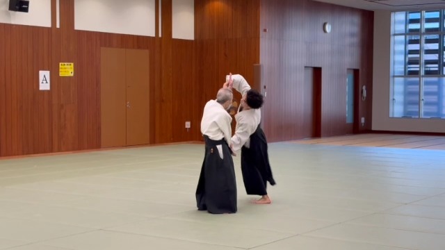 本日の土曜稽古始。
師範による「天地投げ」のご指導の一場面です。 力に頼らず、相手と調和し、自然な動きの中で技が生まれる――
合気道ならではの奥深さと美しさを、改めて感じる稽古となりました。 当会では、初心者の方から経験者まで、それぞれのレベルに合わせて丁寧に稽古を行っています。
「運動不足を解消したい」「心身を整えたい」「本物の武道に触れてみたい」
そんな方も大歓迎です。 ぜひ一度、畳の上に立って、この感覚を体験してみてください🙂 #合気道 #天地投げ #稽古始 #武道 #習い事 #大人の習い事 #護身術 #健康習慣 #心身鍛錬 #道場 #合気道初心者歓迎 #体験受付中 #日本武道 #週末稽古 #港区スポーツセンター