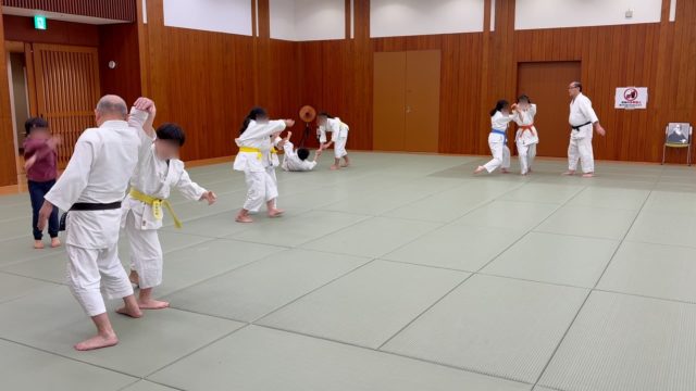 土曜稽古始・子どもたちの稽古風景。 元気いっぱい、でも礼儀はしっかり。
楽しみながら心と体を鍛えています。 はじめてのお子さんも大歓迎。
一緒に畳の上に立ってみませんか? #合気道 #子ども合気道 #キッズ合気道 #少年部 #習い事 #武道 #礼儀 #集中力 #体力づくり #心と体 #成長 #体験受付中 #見学歓迎 #週末習い事 #親子習い事 #道場 #畳の上 #日本武道 #港区スポーツセンター