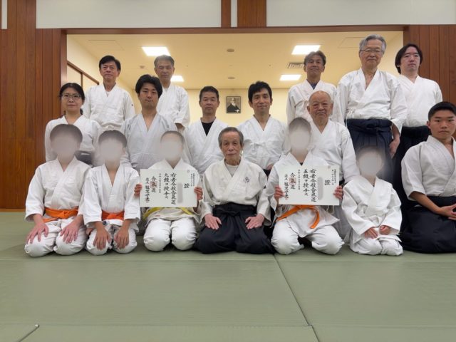 級審査の免状授与を行いました! 緊張しながらも一生懸命に技を出し切った子供達。
それぞれが稽古を積み重ね、また一歩成長した姿を見ることができました。 合格おめでとう!
これからも礼儀と感謝を大切に、楽しく稽古を続けていきましょう! #合気道 #Aikido #級審査 #免状授与 #武道 #習い事 #子供の成長 #礼儀 #日本武道 #稽古