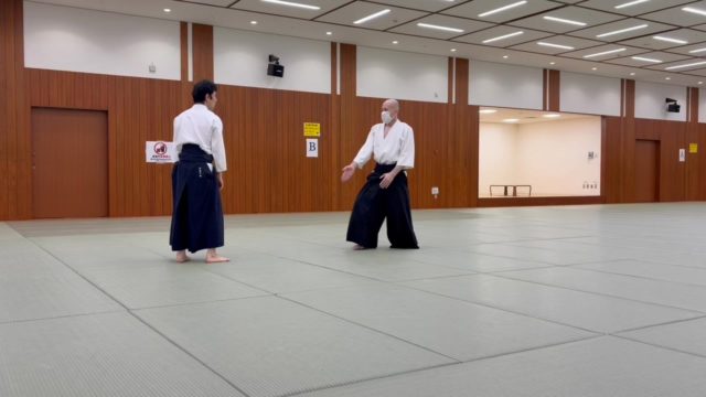 正面打ちをかわしながら間合いを詰め、当身と前進力を一致させて崩す呼吸投げ（当身投げ）の稽古です。
力で投げるのではなく、体捌きと当身によって相手のバランスを崩します。
シンプルな動きの中に、合気道の理合いが凝縮された技の一つです。  #合気道 #Aikido #呼吸投げ #当身投げ #武道 #護身術 #体捌き #間合い #演武 #稽古 #日本武道 #道場 #港区 #習い事