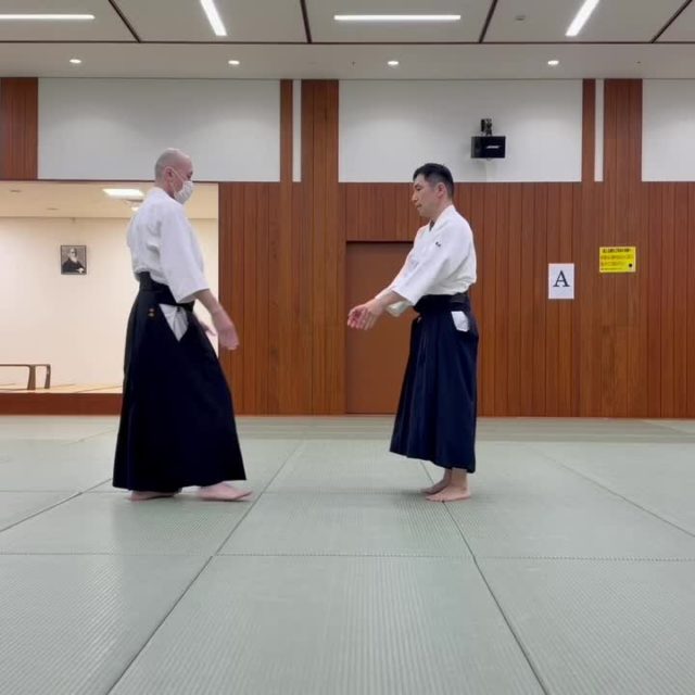 両手取り四方投げ（表）の稽古。  両手を取られた瞬間に側面へ入り、半身を踏み換えて主導権を握ります。手刀が上がりにくい場面では、膝を柔らかく使って身体を沈めながら崩しを作ることが大切です。力ではなく、位置取りと身体操作で相手を導く稽古となりました。  #合気道 #四方投げ #両手取り #武道 #稽古 #護身術 #Aikido #合気会 #日本武道 #心身鍛錬 #港区 #習い事