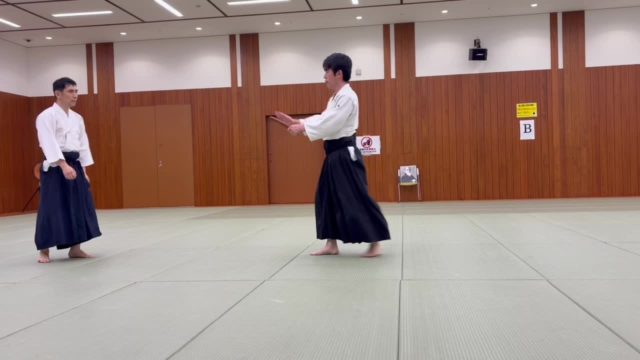 短刀取り中段突き五教の稽古を行いました。  相手の中段突きに対して当身で意識を逸らし、短刀を持つ手を制して崩します。腰の切り返しと前進する足捌きによって相手をうつ伏せに導き、最後は五教で確実に手首を極めて短刀を取り上げます。  武器を持った相手を想定した技だからこそ、当身の使い方が重要になります。  #合気道 #Aikido #短刀取り中段突き #五教 #武器取り #護身術 #稽古記録 #港区 #初心者歓迎 #武道好きと繋がりたい #港区スポーツセンター