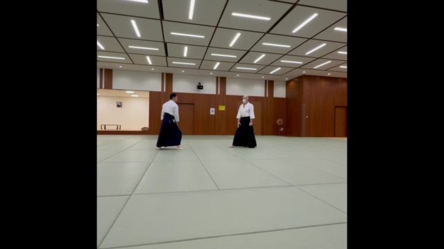 短刀取り横面打ち五教を行いました。  相手が短刀で横から顔を狙ってくる攻撃に対し、まずは短刀を持つ腕を手刀で受けながら、上段突きの当身で相手の体勢を崩し、スキを作ります。その瞬間を逃さず短刀を持つ腕を捉え、一教の動きで崩していき、最後は五教で制して短刀を奪います。  武器を持った相手に対しては、当身と体捌きで崩しを作りながら制していくことが大切です。  #合気道 #Aikido #短刀取り #五教 #横面打ち #武器取り #当身 #体捌き #護身術 #港区 #武道 #港区スポーツセンター