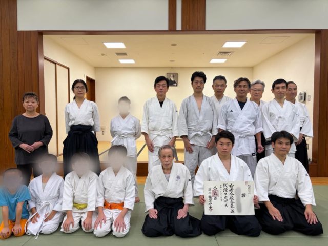 少年部の頃から「宇宙の会」で稽古を続けてきたKくんに、このたび二段が允可されました。  まだ小さかった頃から道場に通い、稽古を重ねる姿をずっと見てきました。
技を身につけていくのはもちろん、合気道を続ける中で心身ともに成長し、今では立派な有段者に。  長く一つの道を歩み続けてきたからこそ、今回の二段允可には、これまで積み重ねてきた一回一回の稽古の重みを感じます。  そして、これからは新たなステージへ。
海外の大学への留学も決まり、これまでとは違う環境で新しい経験が始まります。  少年部から成長してきたKくんが、今度は海外でどんな経験をし、どんな成長を見せてくれるのか、とても楽しみにしています。  道場で培ったものを胸に、新しい世界へ思い切り飛び込んできてください！宇宙の会一同、これからの活躍を応援しています！🌏🥋  #合気道 #合氣道 #宇宙の会 #二段 #允可 #少年部 #海外留学 #留学 #新たな旅立ち #港区 #港区スポーツセンター #田町 #合気道
